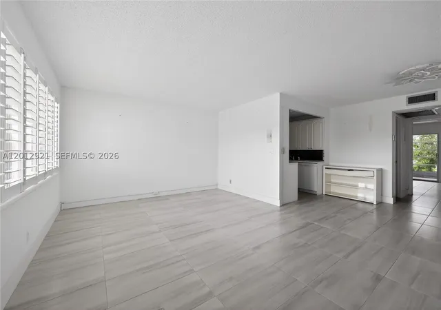 Listing Photo 5 - Condo for sale in building located at 3023 Cambridge B, Deerfield Beach, FL 33442 - Unit #3023