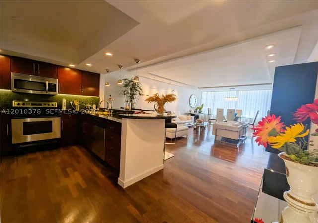 Listing Photo 4 - Condo for sale in building located at 5600 Collins Ave, Miami, FL 33140 - Unit #9E