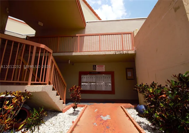 Listing Photo 4 - Condo for sale at West Fontaine, Unit 112-5 10241 Nw 9Th St Cir, West Fontaine, Miami, FL 33172 | Built Year: 1988-1989