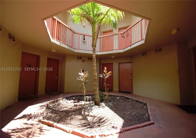 Listing Photo 5 - Condo for sale at West Fontaine, Unit 112-5 10241 Nw 9Th St Cir, West Fontaine, Miami, FL 33172 | Built Year: 1988-1989