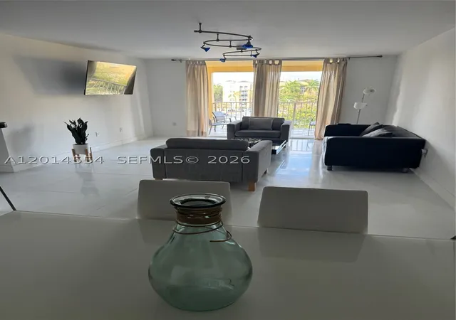Listing Photo 2 - Condo for sale in building located at 19555 E Country Clb Dr, Aventura, FL 33180 - Unit #8507