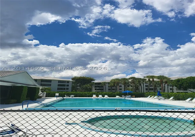 Listing Photo 2 - Condo for sale in building located at 3640 Whitehall Dr, West Palm Beach, FL 33401 - Unit #406