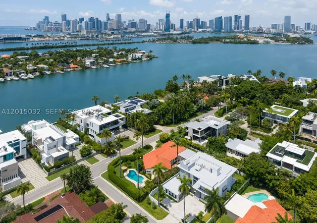 Photo 3 of Single family home for sale at 363 S Hibiscus Dr, Miami Beach, FL 33139 | MLS# A12015032 | Listing updated on 2026-08-29