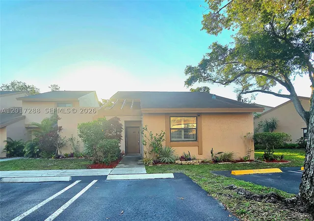 Townhouse for sale at 19 Chestnut Cir, Hollywood, FL 33026 | MLS# A12017288