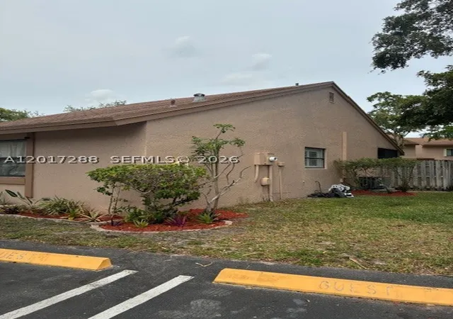 Photo 2 of Townhouse for sale at 19 Chestnut Cir, Hollywood, FL 33026 | MLS# A12017288 | Listing updated on 2026-09-12