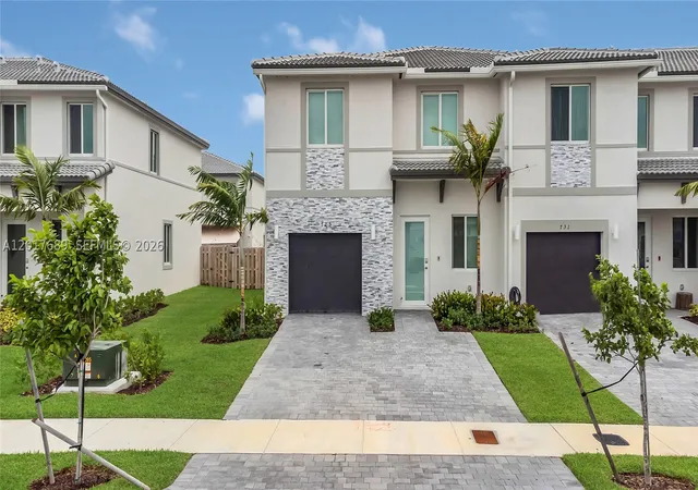 Photo 1 of Townhouse for sale at 725 Se 14th Ct, Homestead, FL 33034 | MLS# A12017689 | Listing updated on 2026-09-10