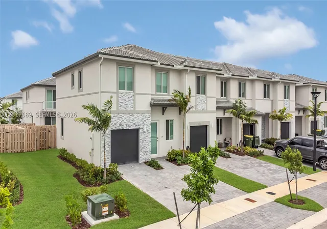 Photo 2 of Townhouse for sale at 725 Se 14th Ct, Homestead, FL 33034 | MLS# A12017689 | Listing updated on 2026-09-10