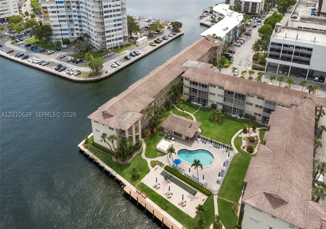 Listing Photo 2 - Condo for sale in building located at 2600 Diana Dr, Hallandale Beach, FL 33009 - Unit #119