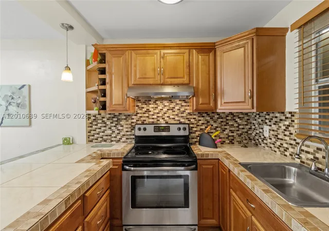 Listing Photo 3 - Condo for sale in building located at 2600 Diana Dr, Hallandale Beach, FL 33009 - Unit #119