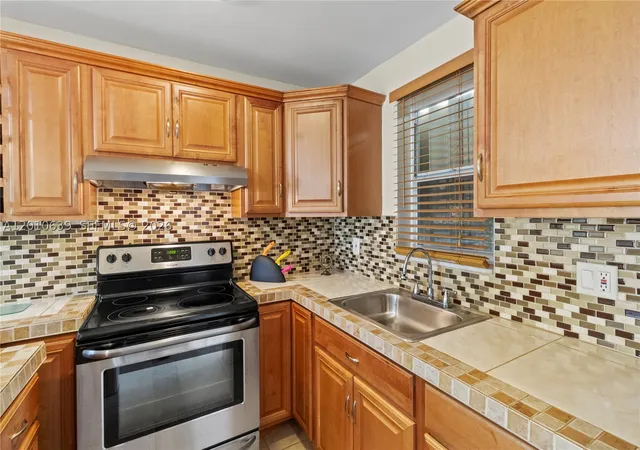 Listing Photo 4 - Condo for sale in building located at 2600 Diana Dr, Hallandale Beach, FL 33009 - Unit #119