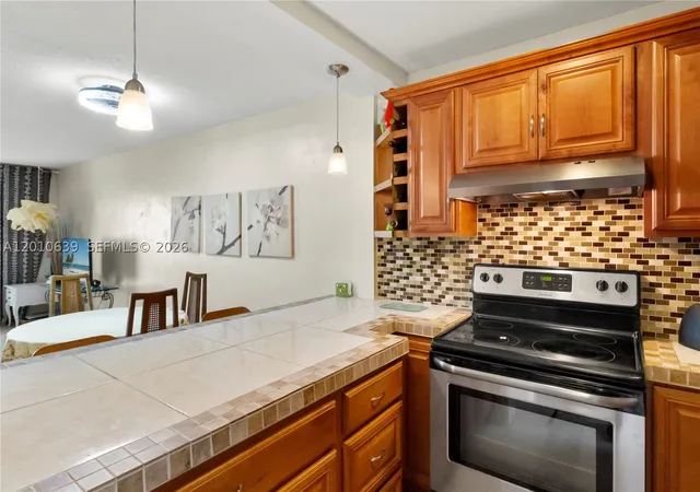 Listing Photo 5 - Condo for sale in building located at 2600 Diana Dr, Hallandale Beach, FL 33009 - Unit #119