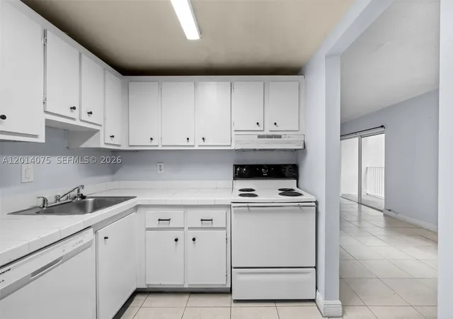 Listing Photo 4 - Condo for sale in building located at 5112 Nw 79Th Ave, Miami, FL 33166 - Unit #204