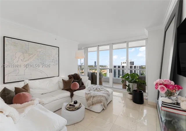 Listing Photo 4 - Condo for sale in building located at 21055 Yacht Clb Dr, Miami, FL 33180 - Unit #1707