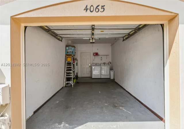 Photo 3 of Townhouse for sale at 4065 Crystal Lake Dr, Deerfield Beach, FL 33064 | MLS# A12018242 | Listing updated on 2026-09-09