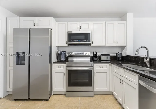 Photo 3 of Townhouse for sale at 4065 Crystal Lake Dr, Deerfield Beach, FL 33064 | MLS# A12018242 | Listing updated on 2026-09-09