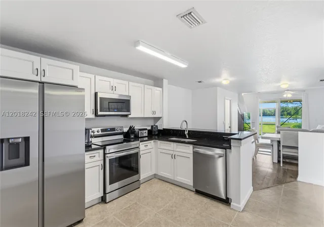 Photo 4 of Townhouse for sale at 4065 Crystal Lake Dr, Deerfield Beach, FL 33064 | MLS# A12018242 | Listing updated on 2026-09-09