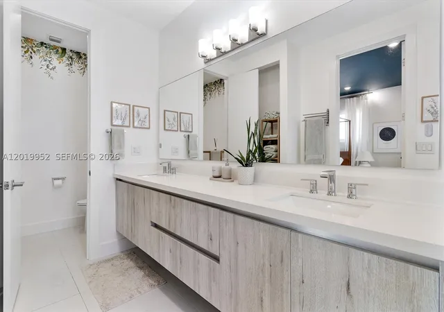 Photo 3 of Townhouse for sale at 2920 Sw 25Th Ter #B, Miami, FL 33133 | MLS# A12019952 | Listing updated on 2026-09-08