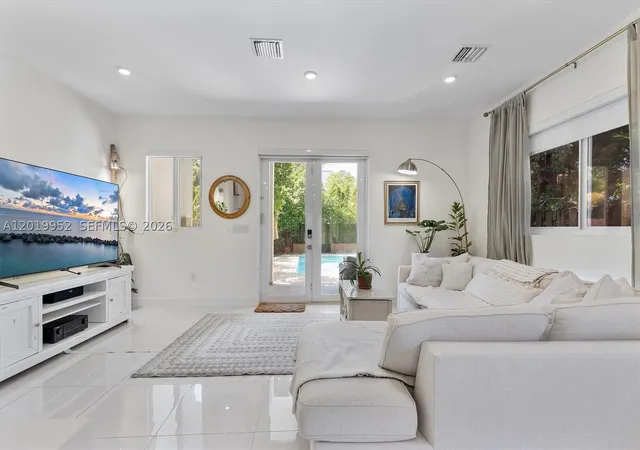 Photo 4 of Townhouse for sale at 2920 Sw 25Th Ter #B, Miami, FL 33133 | MLS# A12019952 | Listing updated on 2026-09-08