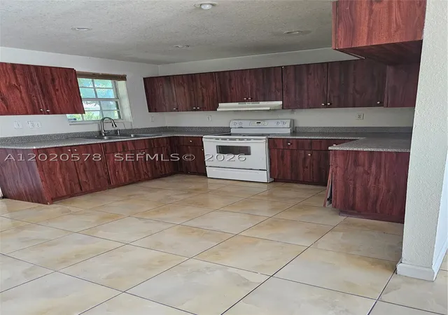 Photo 4 of House for sale at 15700 Nw 37Th Pl, Miami Gardens, FL 33054 | MLS# A12020578 | Listing updated on 2026-09-19