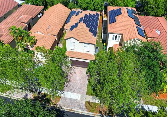 Photo 3 of Sale Pending at 977 Ne 37th Pl, Homestead, FL 33033 | MLS# A12020404 | Listing updated on 2026-09-10