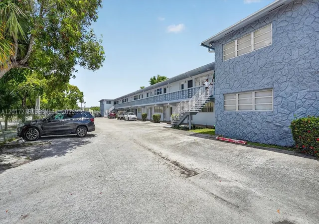 Listing Photo 2 - Condo for sale at Star Lakes, Unit 219 300 Ne 191St St, Star Lakes, Miami, FL 33179 | Built Year: 1965-1972