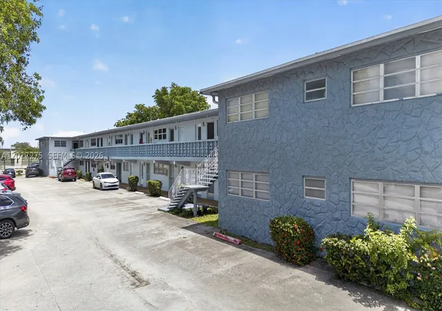 Listing Photo 3 - Condo for sale at Star Lakes, Unit 219 300 Ne 191St St, Star Lakes, Miami, FL 33179 | Built Year: 1965-1972