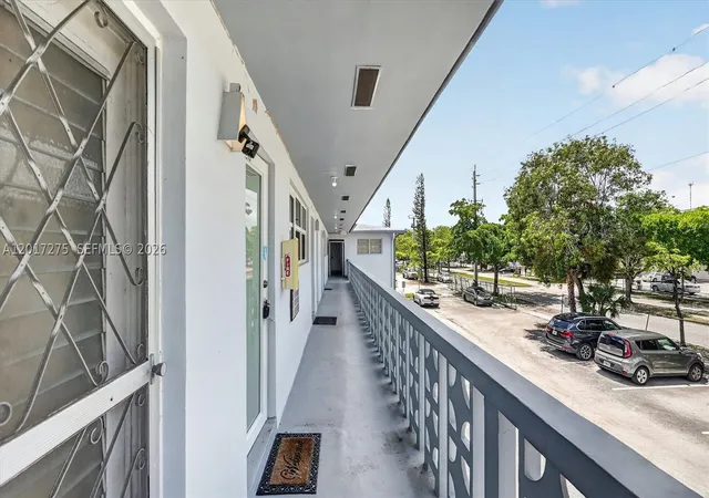 Listing Photo 4 - Condo for sale at Star Lakes, Unit 219 300 Ne 191St St, Star Lakes, Miami, FL 33179 | Built Year: 1965-1972
