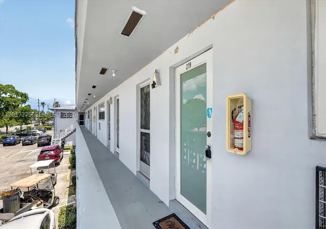 Listing Photo 5 - Condo for sale at Star Lakes, Unit 219 300 Ne 191St St, Star Lakes, Miami, FL 33179 | Built Year: 1965-1972