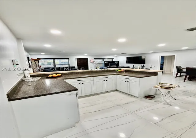 Photo 3 of Single family home for sale at 518 Nw 47th Ct, Oakland Park, FL 33309 | MLS# A12020778 | Listing updated on 2026-09-17
