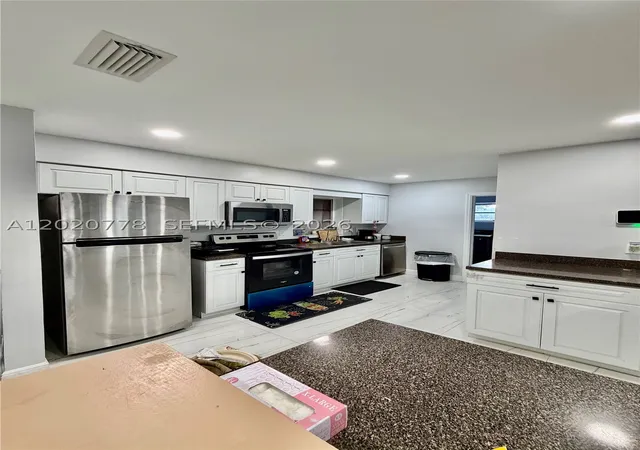 Photo 3 of Single family home for sale at 518 Nw 47th Ct, Oakland Park, FL 33309 | MLS# A12020778 | Listing updated on 2026-10-06