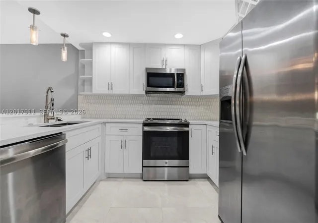 Listing Photo 4 - Condo for sale in building located at 7100 Nw 17Th St, Plantation, FL 33313 - Unit #305