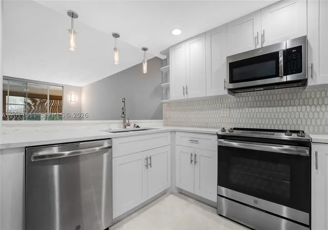 Listing Photo 5 - Condo for sale in building located at 7100 Nw 17Th St, Plantation, FL 33313 - Unit #305