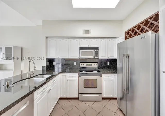 Listing Photo 3 - Condo for sale in building located at 10110 Sw 154Th Cir Ct, Miami, FL 33196 - Unit #105-1