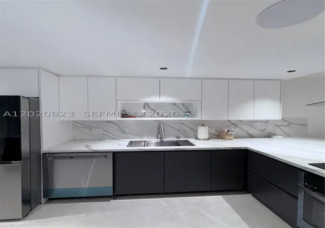 Listing Photo 2 - Condo for sale in building located at 605 Oaks Dr, Pompano Beach, FL 33069 - Unit #307