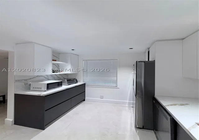 Listing Photo 3 - Condo for sale in building located at 605 Oaks Dr, Pompano Beach, FL 33069 - Unit #307