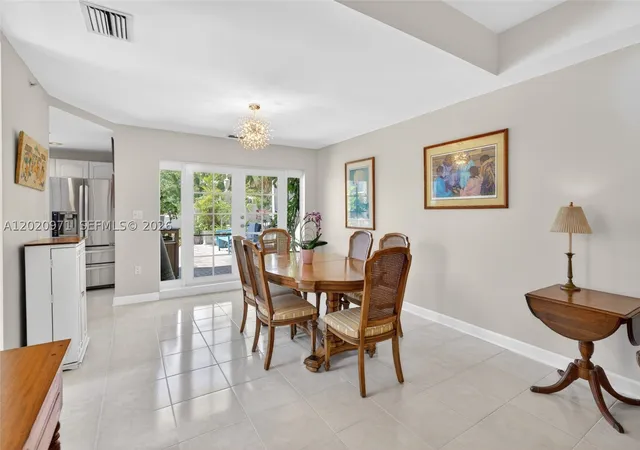 Listing Photo 4 - Condo for sale in building located at 323 Navarre Ave, Coral Gables, FL 33134 - Unit #403