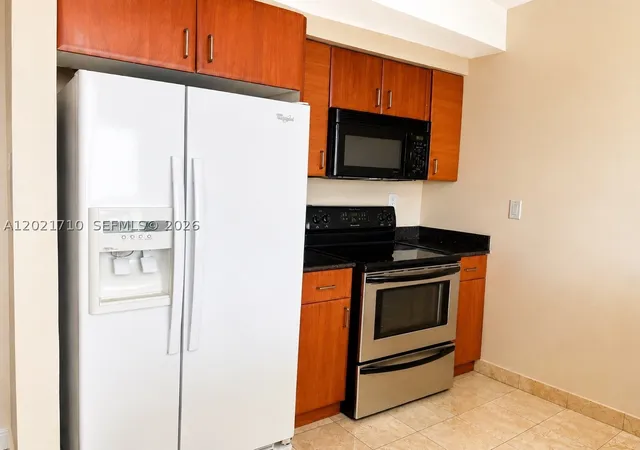 Photo 4 of Condo for sale at 18001 Collins Ave #605, Sunny Isles Beach, FL 33160 | MLS# A12021710 | Listing updated on 2026-08-30