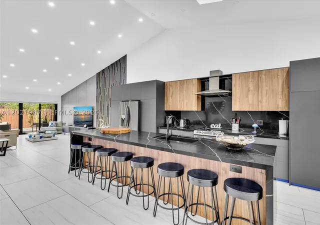 Listing Photo 1 - Condo for sale at Sandpiper At Calif Club, Unit 7J 500 Ne 199Th Ter, Sandpiper At Calif Club, Miami, FL 33179 | Built Year: 1949-1980