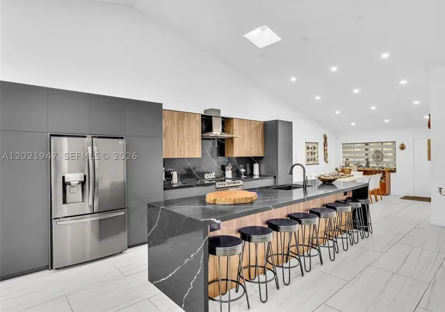 Listing Photo 3 - Condo for sale at Sandpiper At Calif Club, Unit 7J 500 Ne 199Th Ter, Sandpiper At Calif Club, Miami, FL 33179 | Built Year: 1949-1980