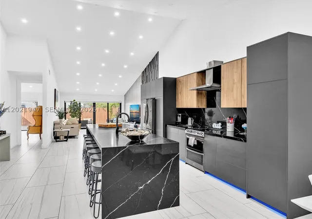 Listing Photo 5 - Condo for sale at Sandpiper At Calif Club, Unit 7J 500 Ne 199Th Ter, Sandpiper At Calif Club, Miami, FL 33179 | Built Year: 1949-1980