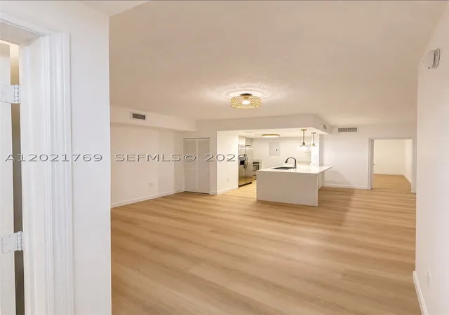 Photo 4 of Condo for sale at 275 Ne 18Th St #910, Miami, FL 33132 | MLS# A12021769 | Listing updated on 2026-09-07