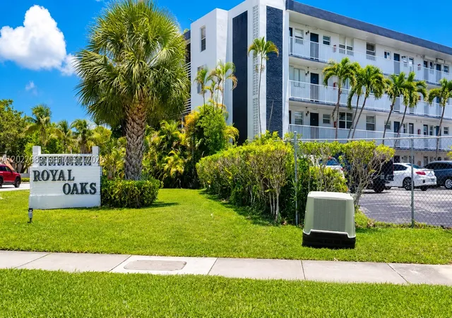 447 Ne 195Th St, 447 Ne 195Th St, Miami, FL 33179