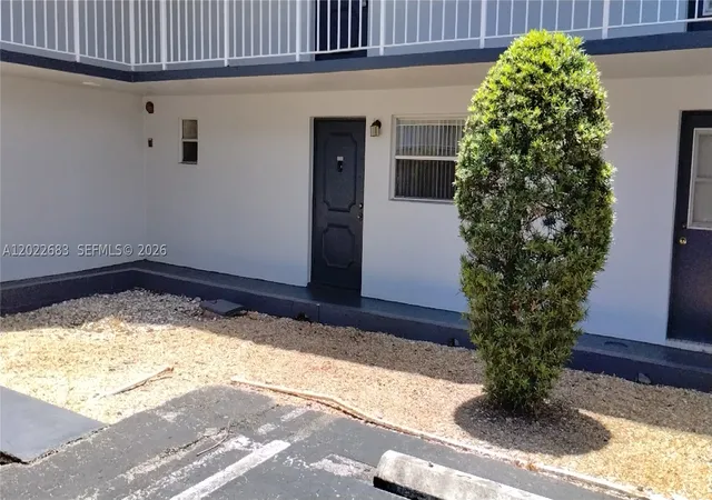 Listing Photo 2 - Condo for sale in building located at 447 Ne 195Th St, Miami, FL 33179 - Unit #117