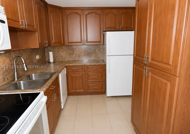 Listing Photo 4 - Condo for sale in building located at 447 Ne 195Th St, Miami, FL 33179 - Unit #117