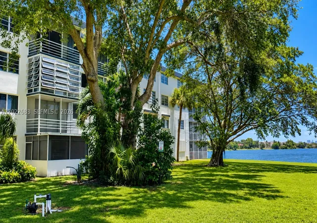 Listing Photo 5 - Condo for sale in building located at 447 Ne 195Th St, Miami, FL 33179 - Unit #117