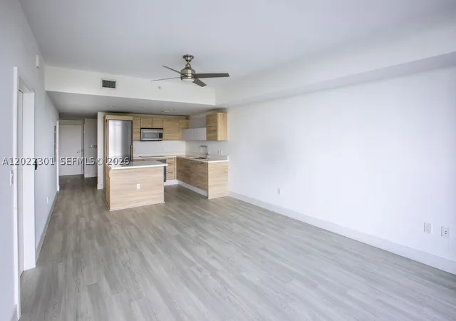 Listing Photo 4 - Condo for sale in building located at 16385 N Biscayne Blvd, North Miami Beach, FL 33160 - Unit #403