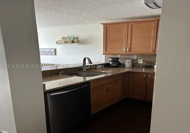 Listing Photo 4 - Condo for sale in building located at 977 Coral Clb Dr, Coral Springs, FL 33071 - Unit #977