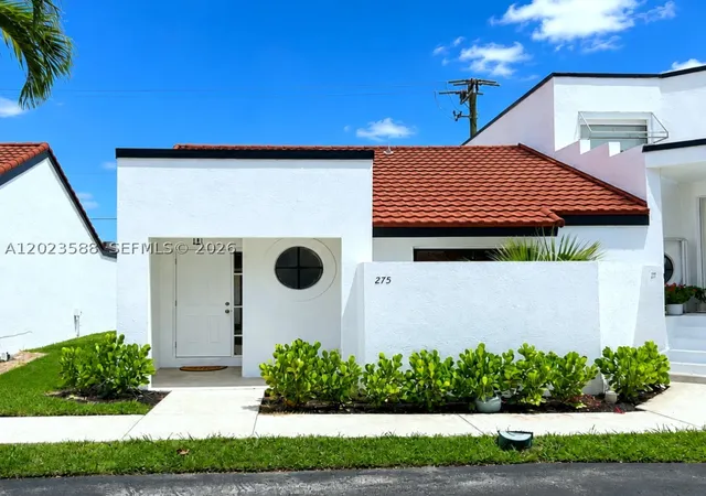 Photo 2 of Sale Pending at 275 Nw 36th Ave #275, Deerfield Beach, FL 33442 | MLS# A12023588 | Listing updated on 2026-09-07