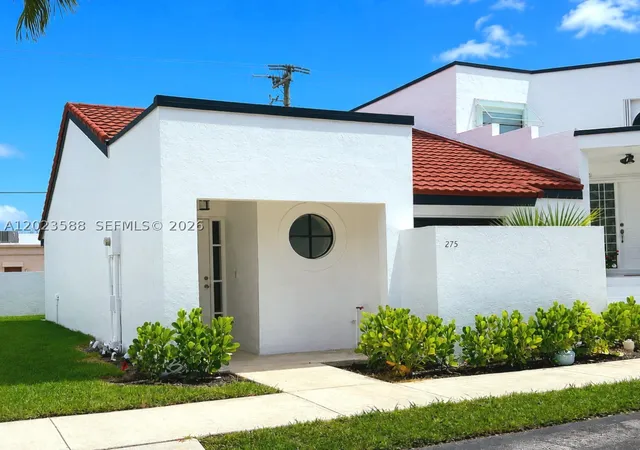Photo 3 of Sale Pending at 275 Nw 36th Ave #275, Deerfield Beach, FL 33442 | MLS# A12023588 | Listing updated on 2026-09-07