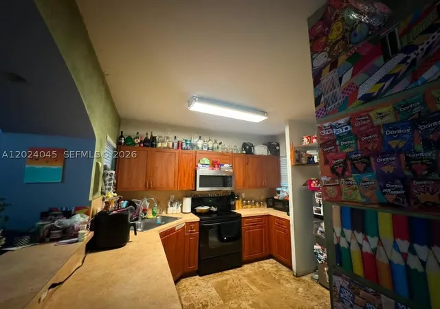 Photo 3 of Townhouse for sale at 901 Sw 6th Ct, Florida City, FL 33034 | MLS# A12024045 | Listing updated on 2026-08-28